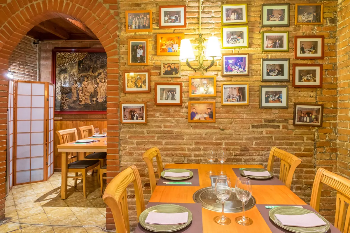 Dining room and interior 4