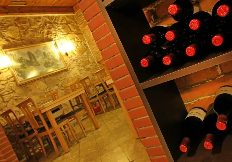 Dining room and interior 3