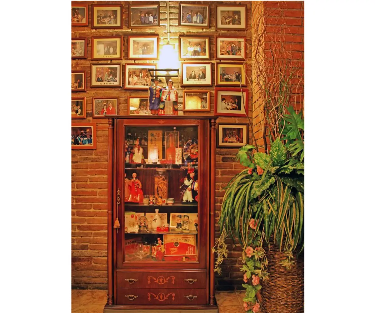Dining room and interior 9